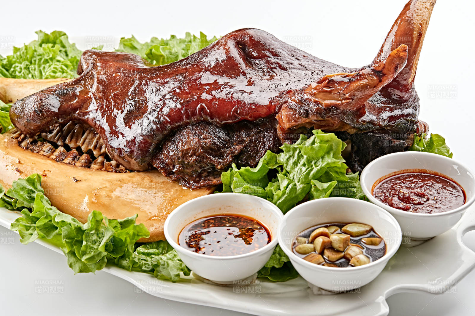 白色瓷盘装的蒙餐卤牛头图片