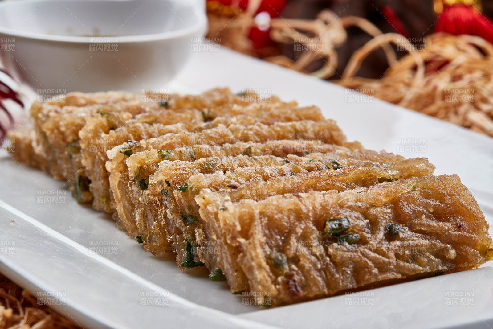 白色瓷盘装的的邯郸美食油炸杂粉皮图片