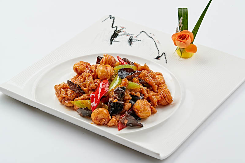 白色瓷盘装的木须肉熘迷你小花卷图片