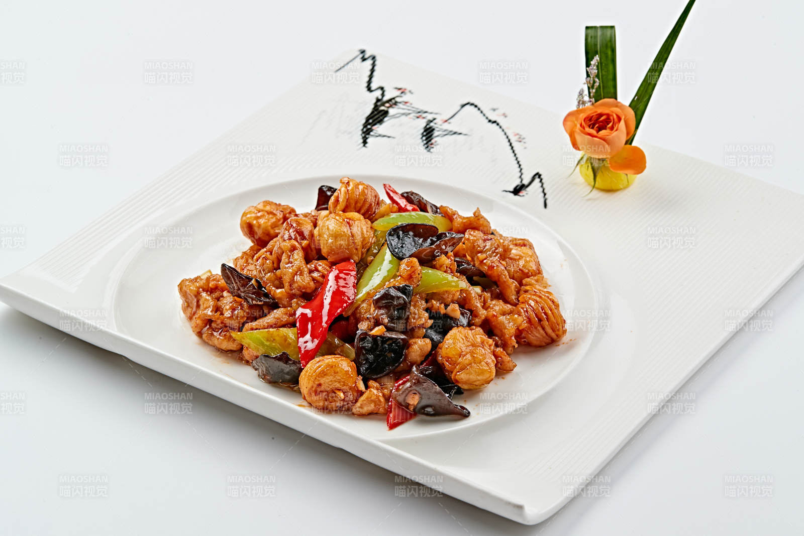 白色瓷盘装的木须肉熘迷你小花卷图片