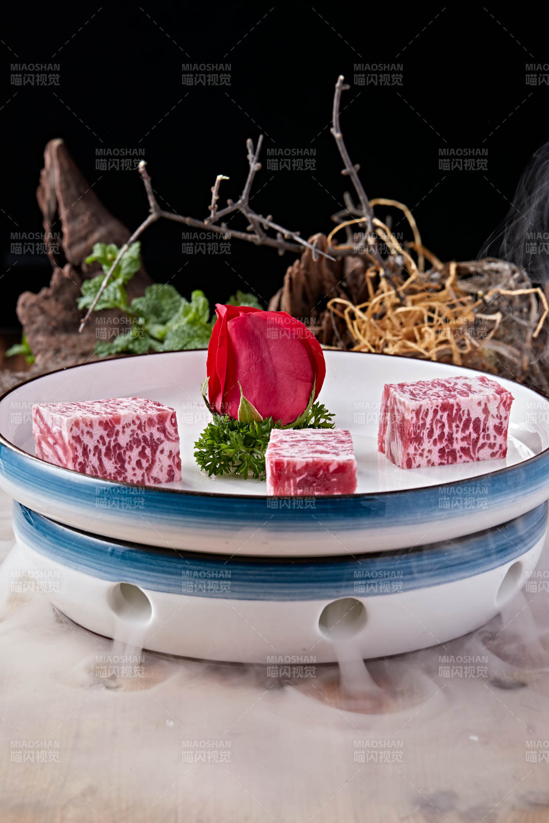 日式雪花和牛样式的果酱奶油蛋糕图片