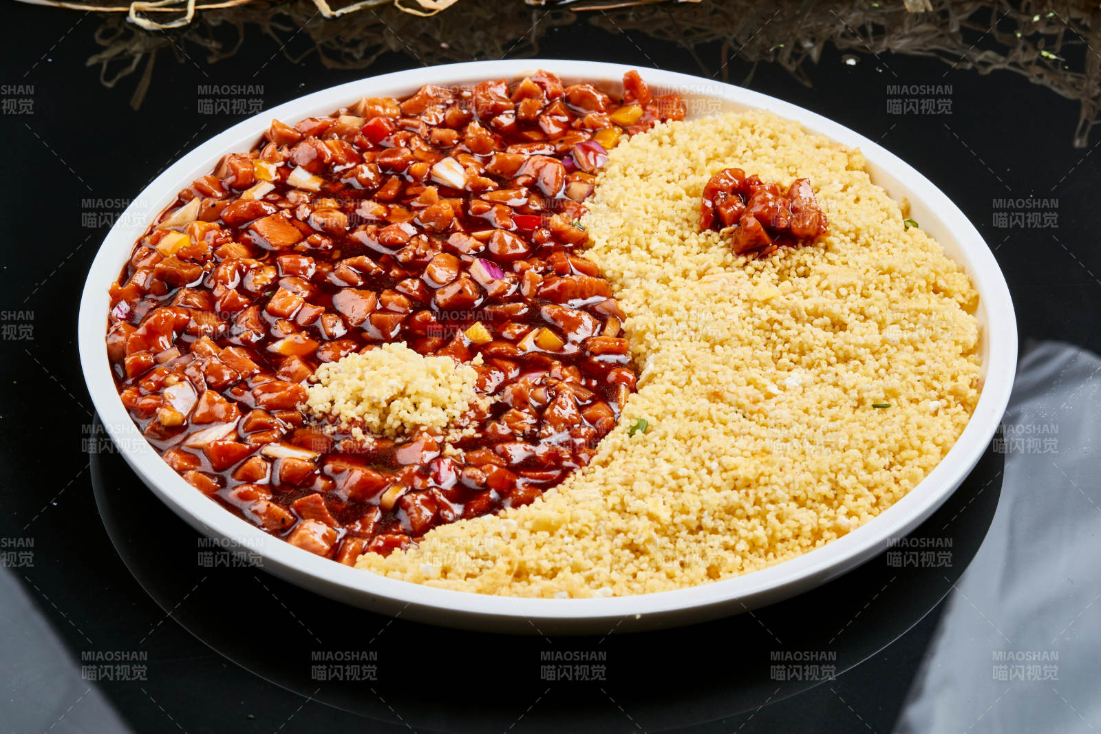 白色瓷盘装的肉酱金米乾坤八卦饭图片