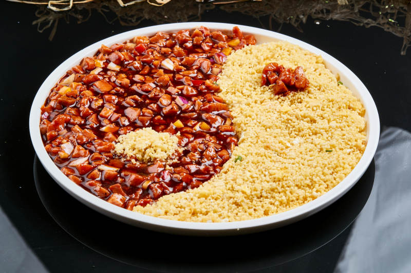 白色瓷盘装的肉酱金米乾坤八卦饭图片