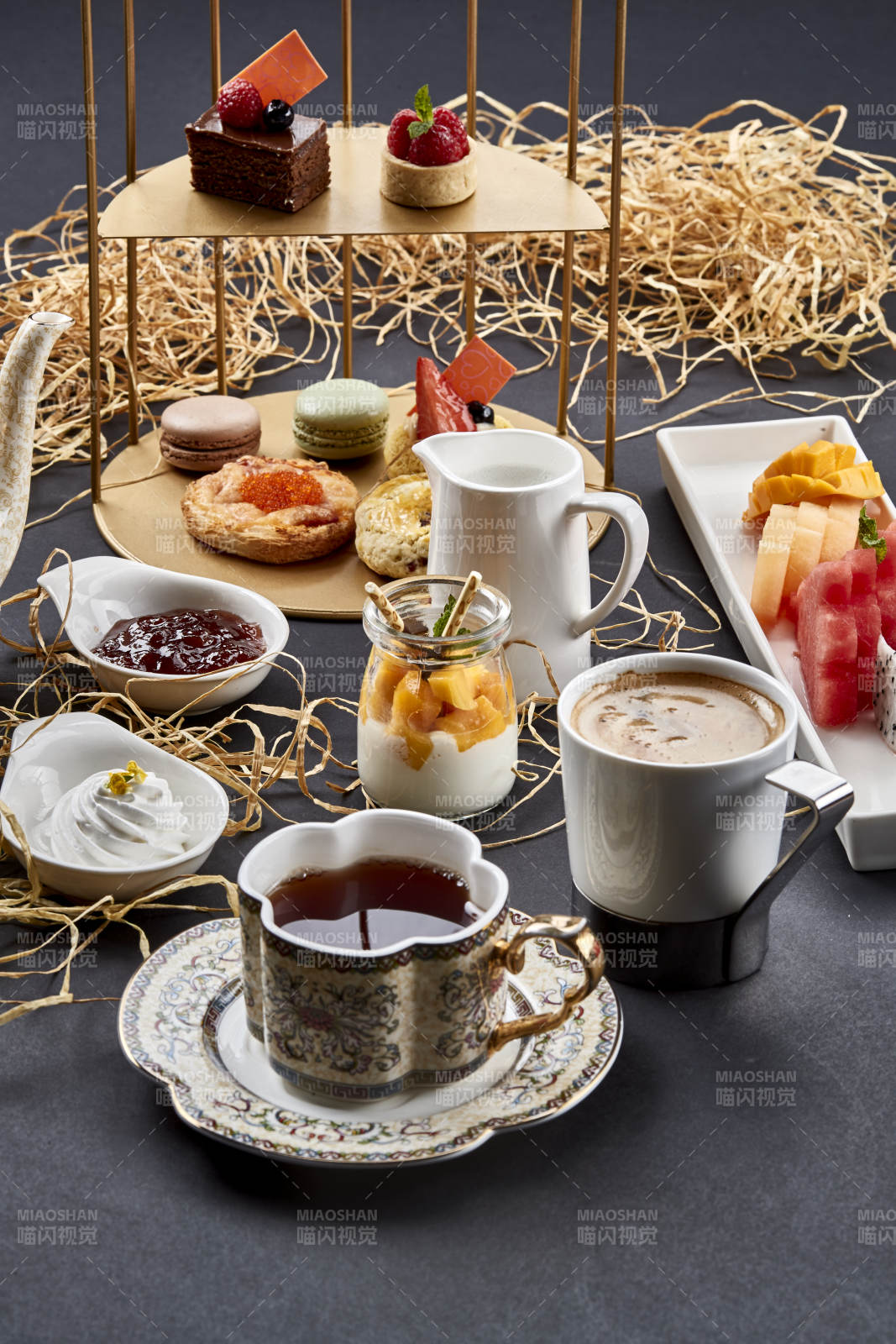 铺满一桌的精致美味英式下午茶图片