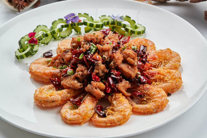 白色瓷盘装的香辣油炸鸡块开背虾图片