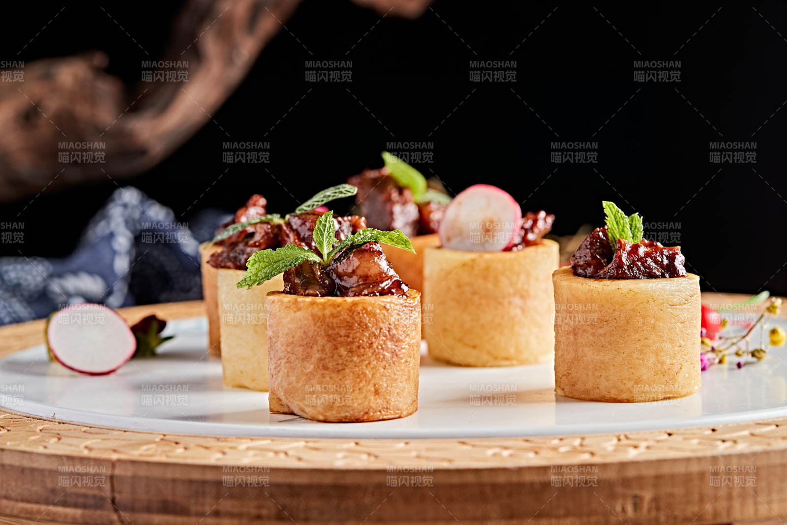 精美餐具装的精致酱烧脱骨牛肋图片