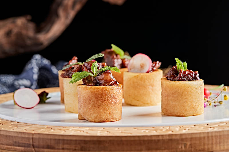 精美餐具装的精致酱烧脱骨牛肋图片