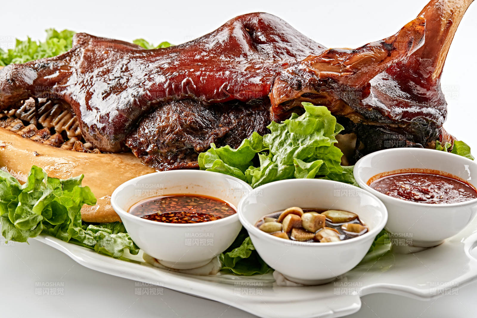 白色瓷盘装的蒙餐卤牛头图片
