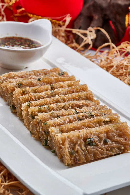 白色瓷盘装的的邯郸美食油炸杂粉皮图片