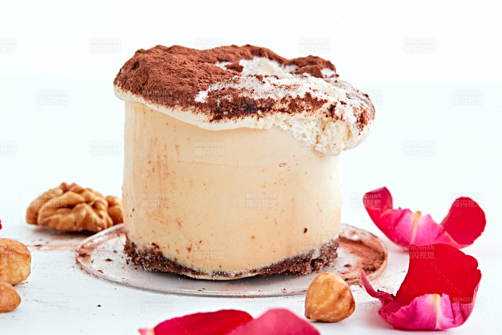 制作精美的法式小甜品蛋糕图片