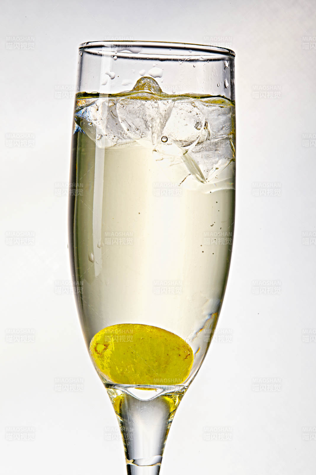 布满冰块的酒杯中的清凉白葡萄味预调酒图片