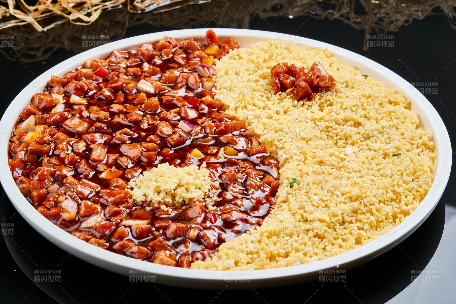 白色瓷盘装的肉酱金米乾坤八卦饭图片