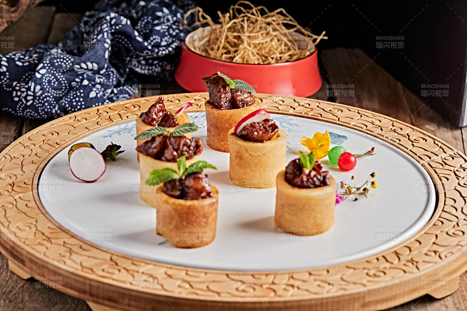 精美餐具装的精致酱烧脱骨牛肋图片