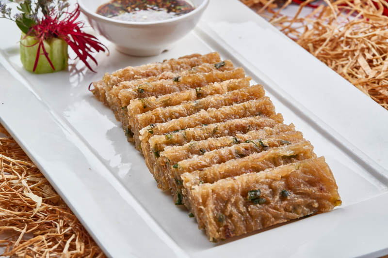 白色瓷盘装的的邯郸美食油炸杂粉皮图片