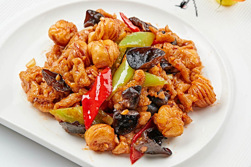 白色瓷盘装的木须肉熘迷你小花卷图片