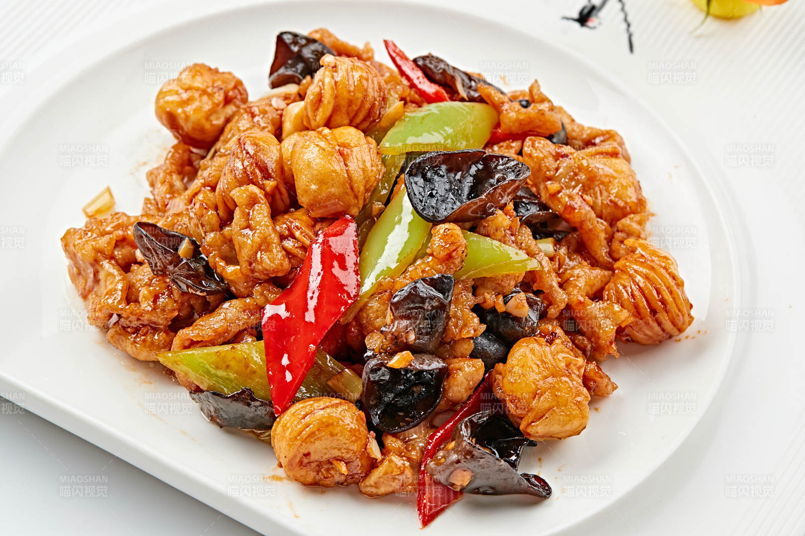 白色瓷盘装的木须肉熘迷你小花卷图片