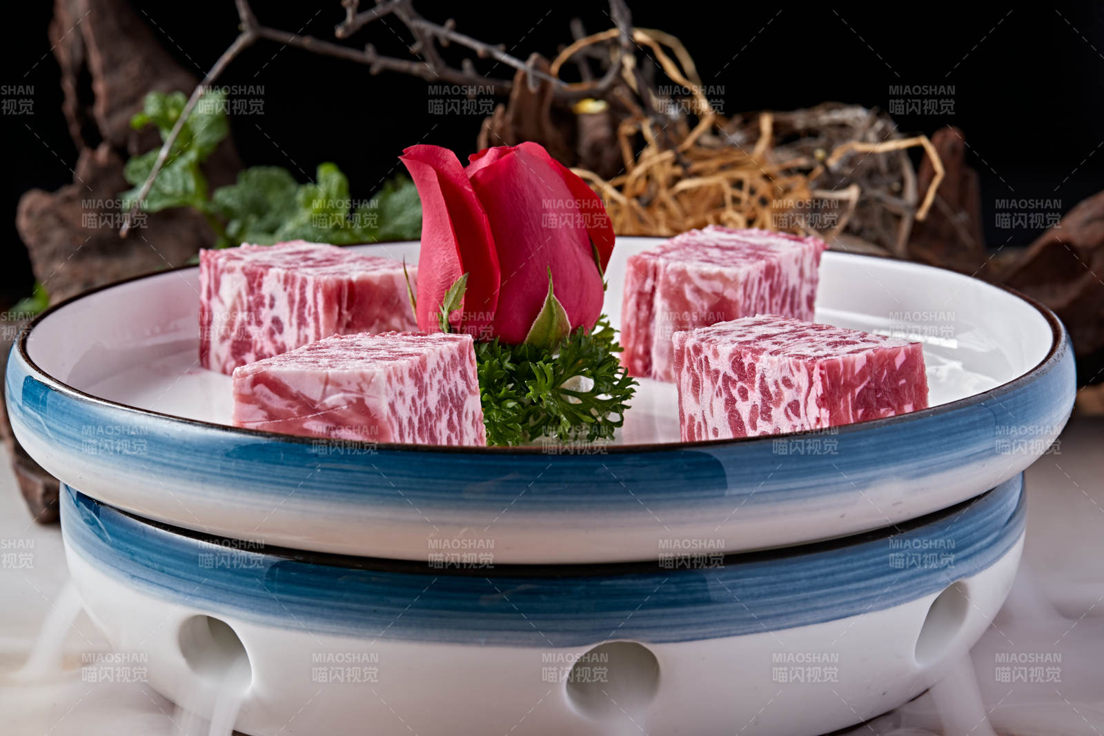 日式雪花和牛样式的果酱奶油蛋糕图片