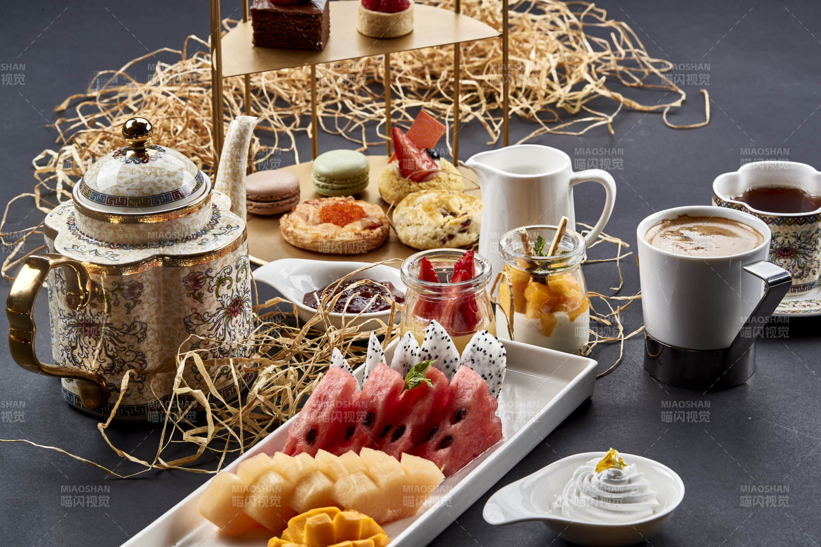 铺满一桌的精致美味英式下午茶图片