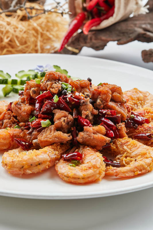 白色瓷盘装的香辣油炸鸡块开背虾图片