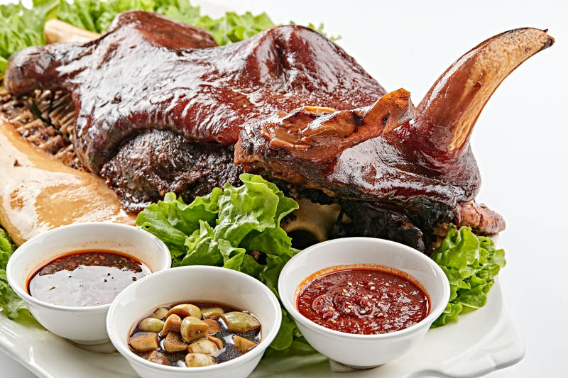 白色瓷盘装的蒙餐卤牛头图片