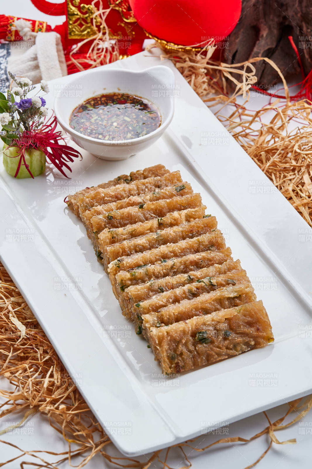 白色瓷盘装的的邯郸美食油炸杂粉皮图片