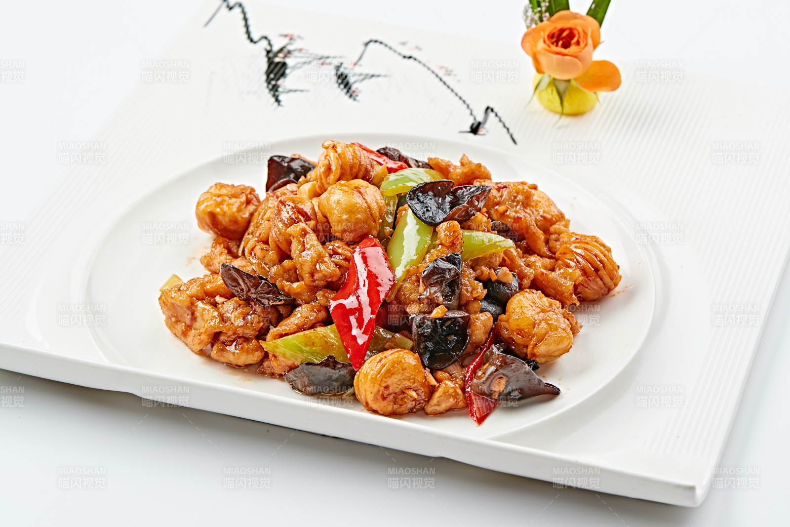 白色瓷盘装的木须肉熘迷你小花卷图片