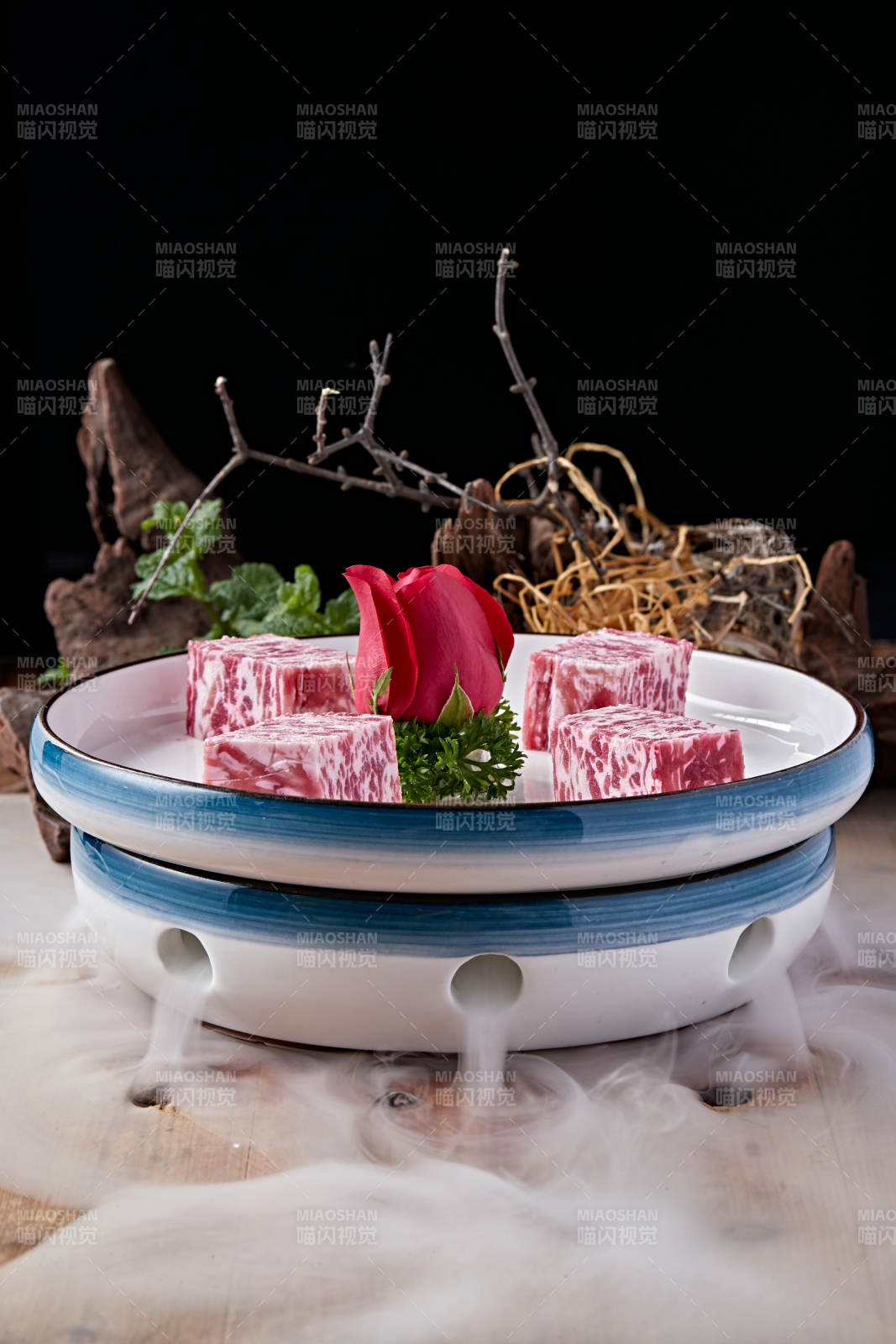 日式雪花和牛样式的果酱奶油蛋糕图片