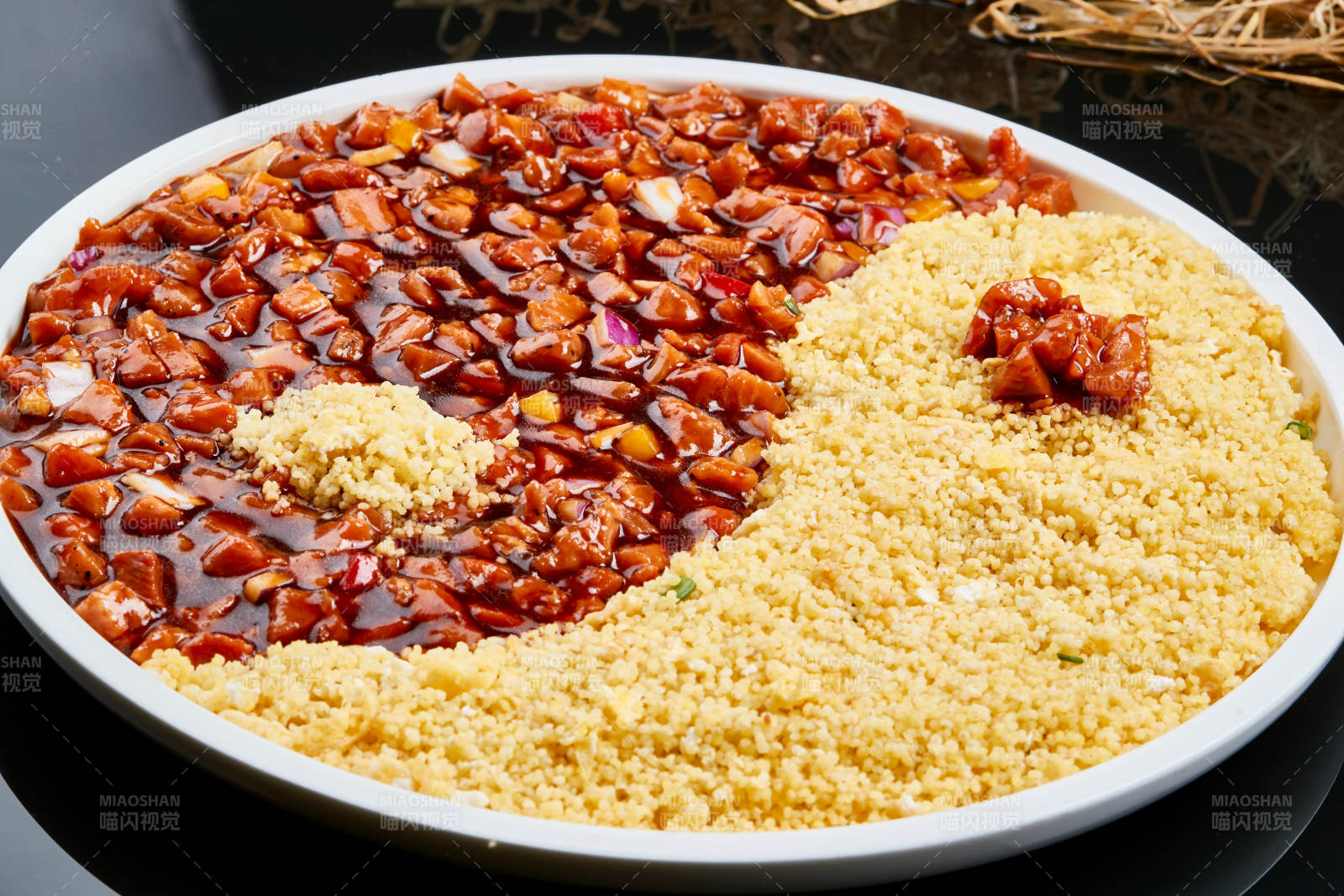 白色瓷盘装的肉酱金米乾坤八卦饭图片