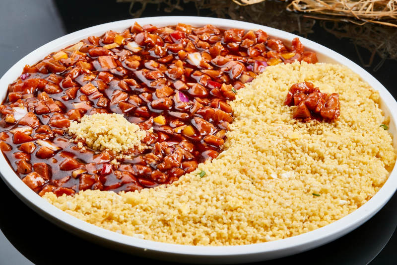 白色瓷盘装的肉酱金米乾坤八卦饭图片