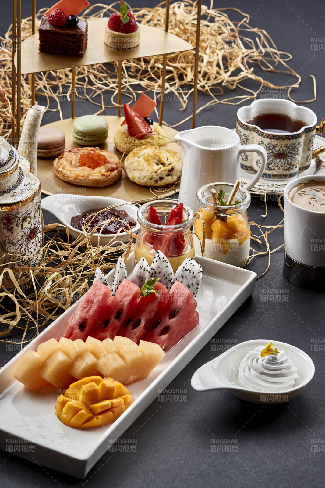 铺满一桌的精致美味英式下午茶图片