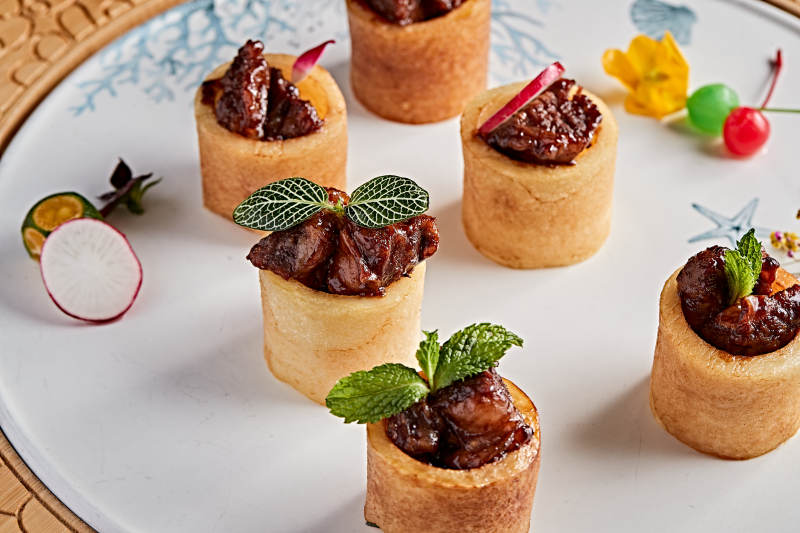 精美餐具装的精致酱烧脱骨牛肋图片