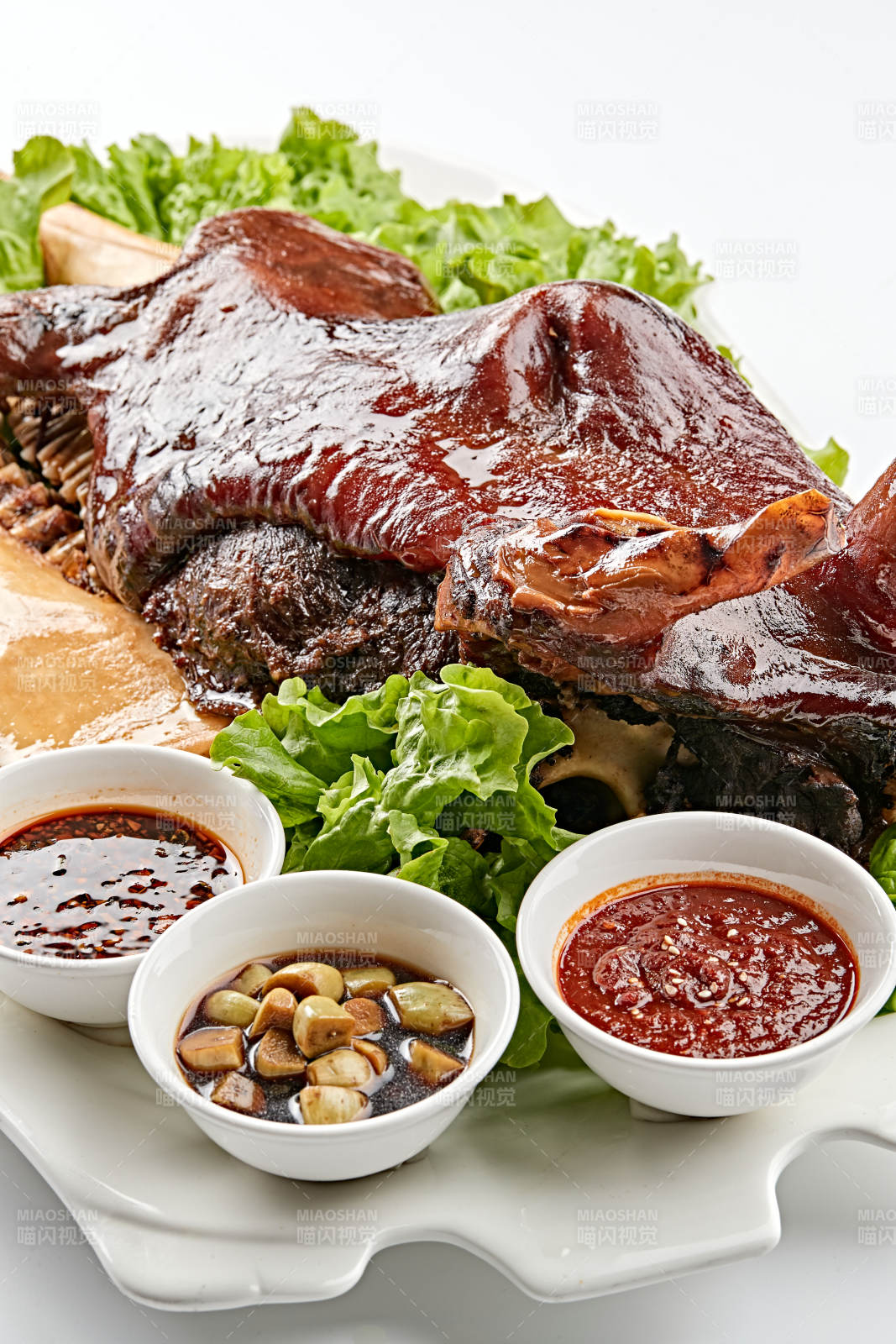 白色瓷盘装的蒙餐卤牛头图片