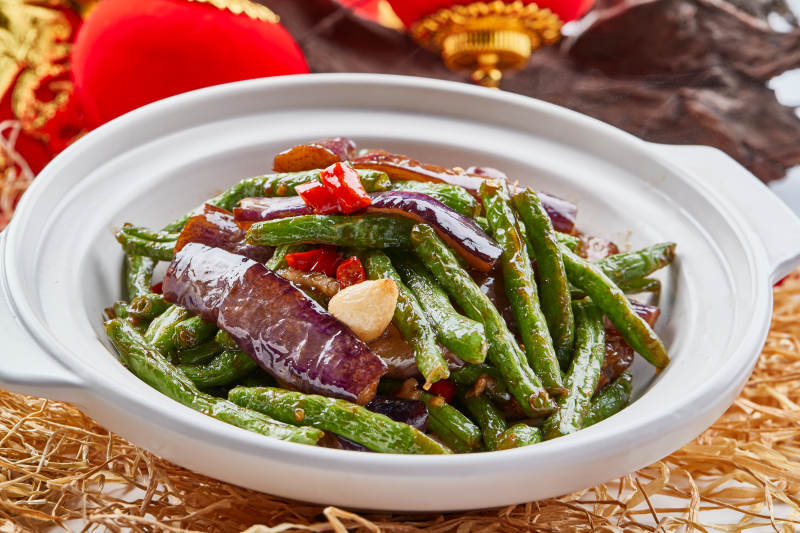 白色砂锅装的豆角茄子煲图片