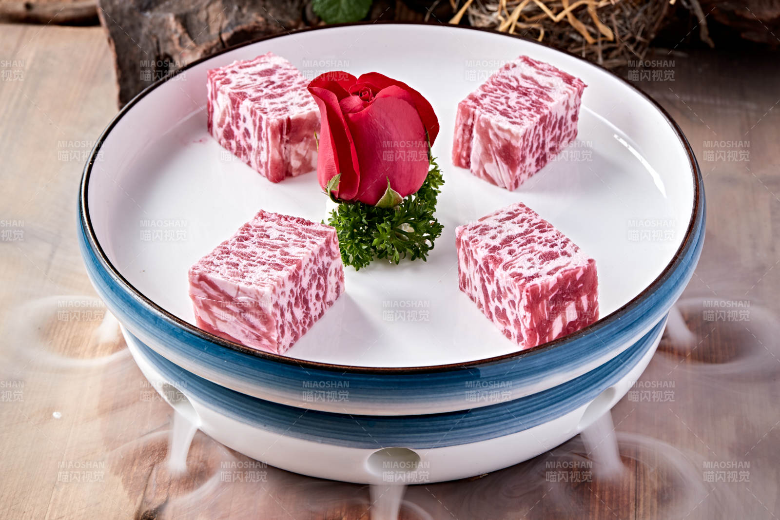 日式雪花和牛样式的果酱奶油蛋糕图片