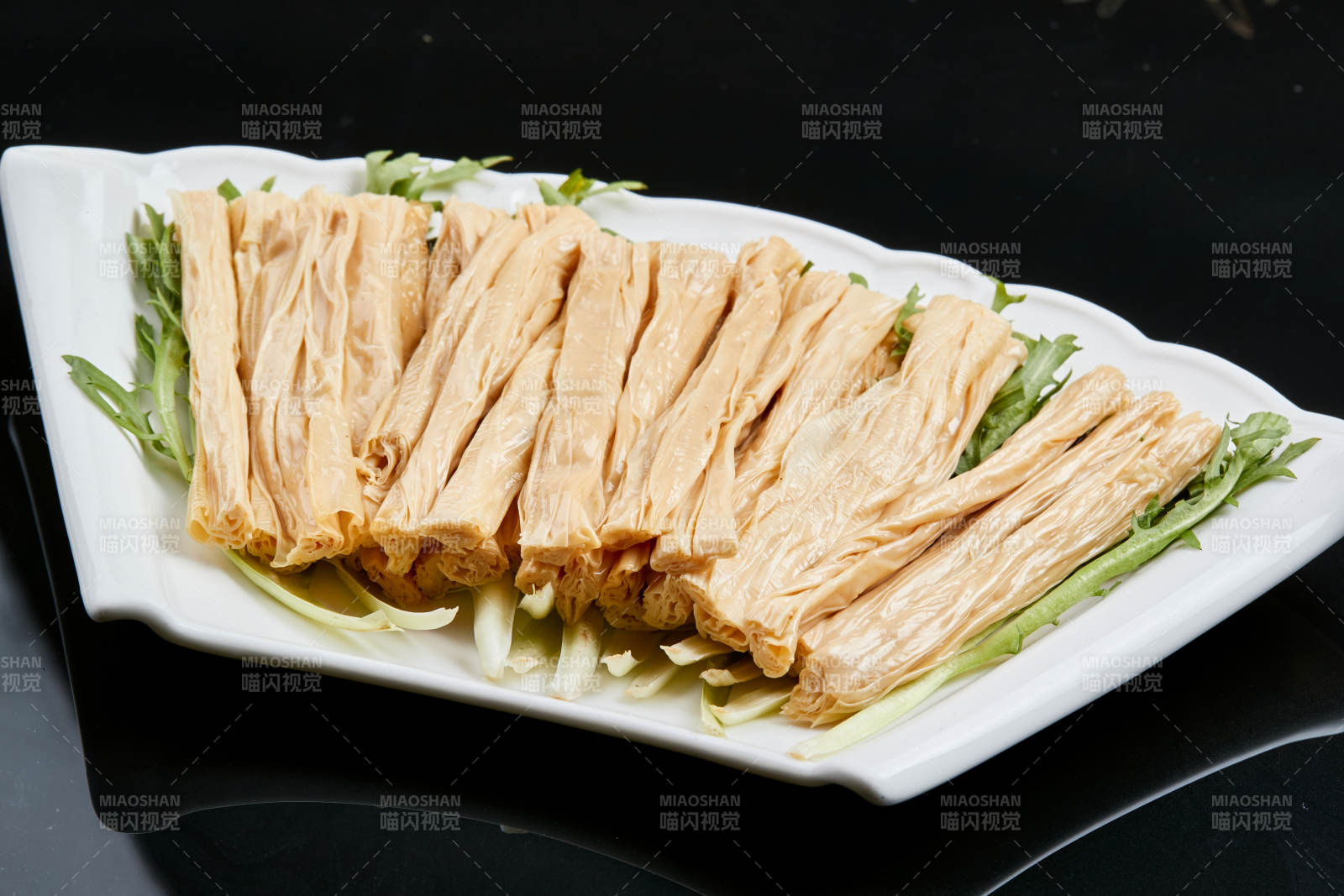 白色瓷盘装的火锅食材腐竹段图片