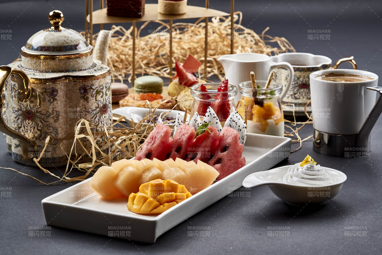 铺满一桌的精致美味英式下午茶图片