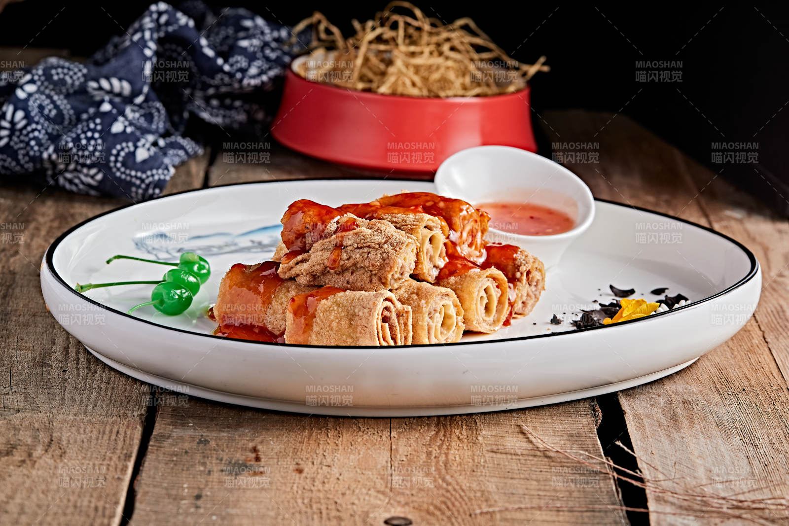 白色瓷盘装的浇汁油炸干豆腐卷图片