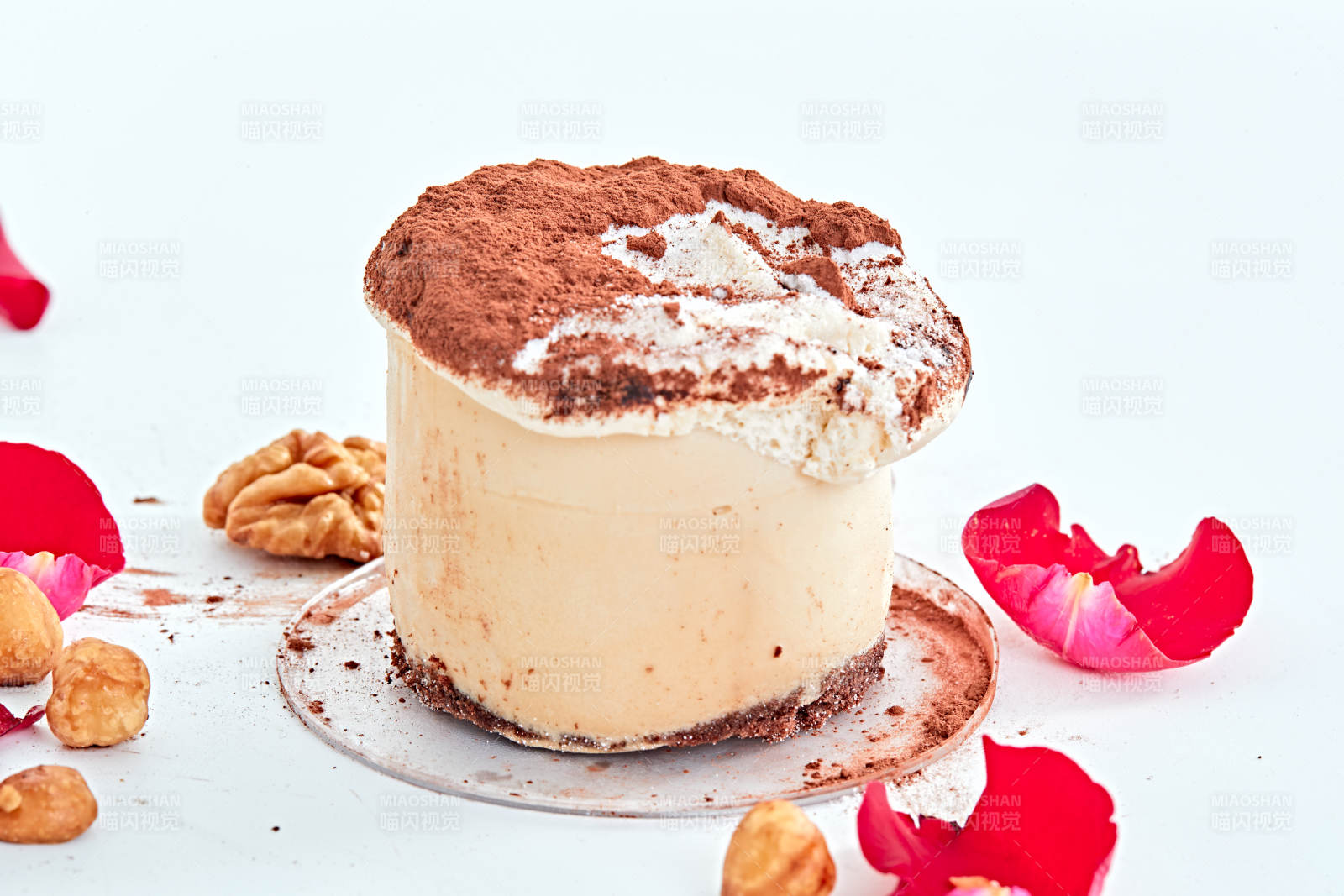 制作精美的法式小甜品蛋糕图片