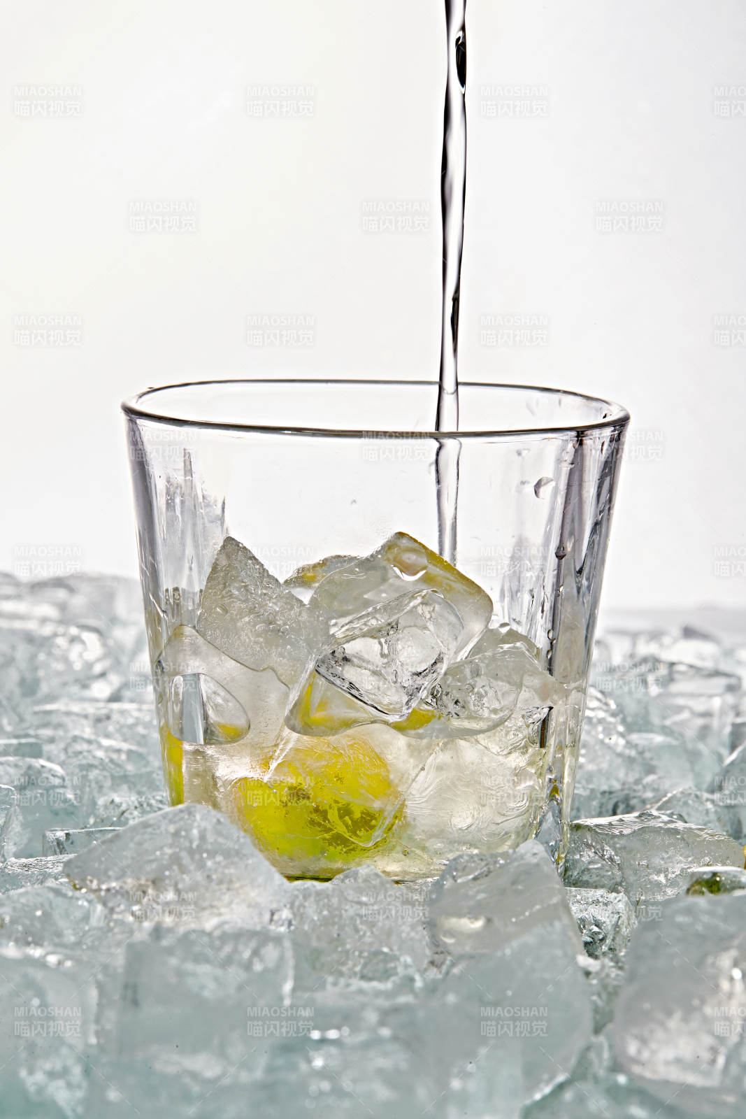 布满冰块的酒杯中的清凉白葡萄味预调酒图片