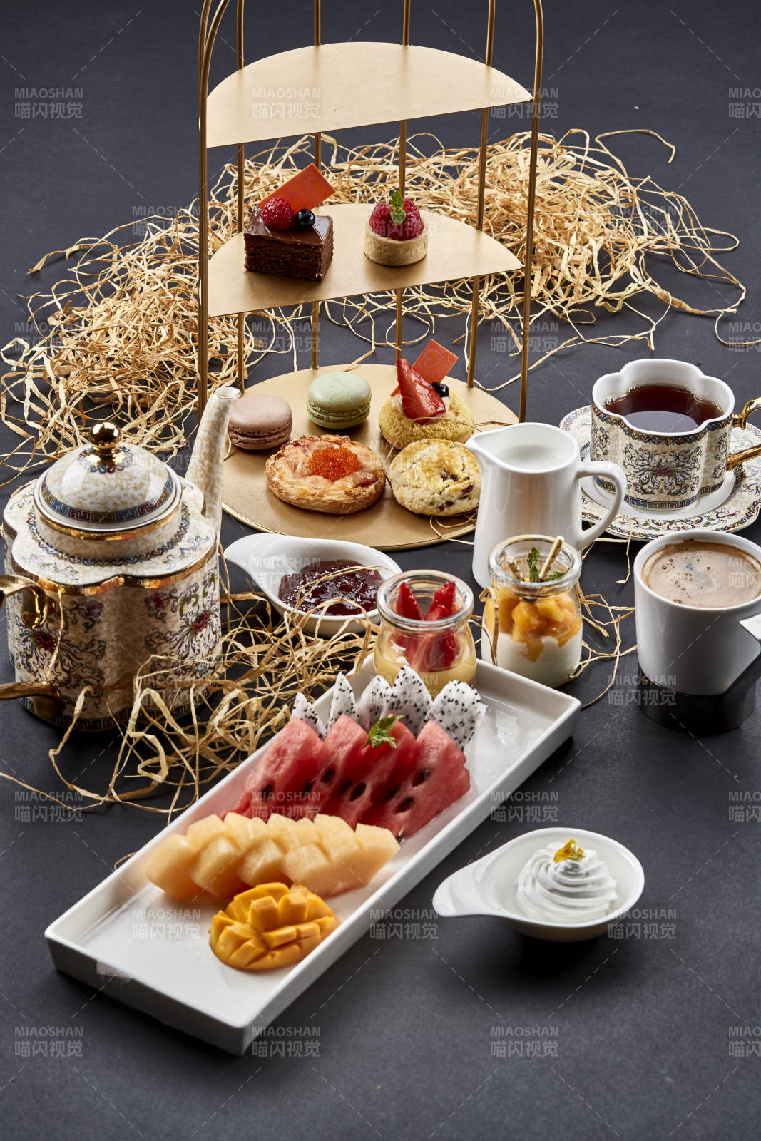 铺满一桌的精致美味英式下午茶图片