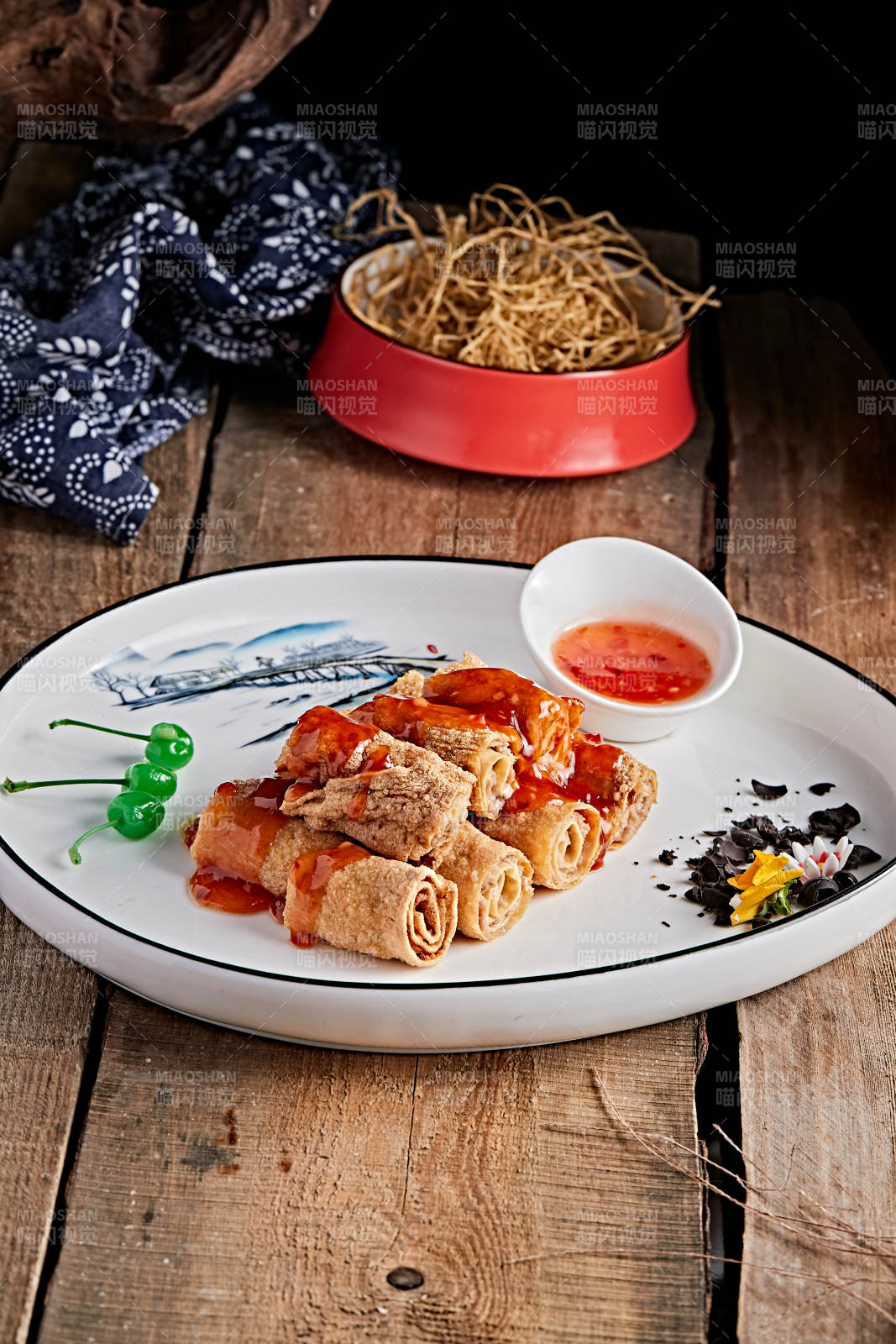 白色瓷盘装的浇汁油炸干豆腐卷图片