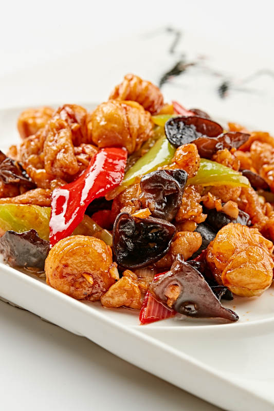 白色瓷盘装的木须肉熘迷你小花卷图片