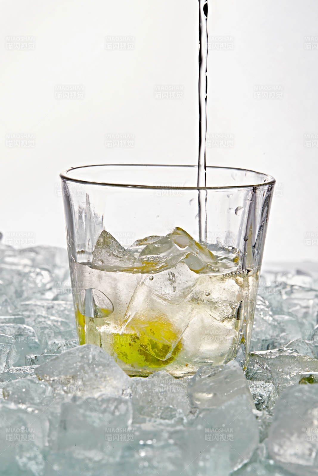 布满冰块的酒杯中的清凉白葡萄味预调酒图片