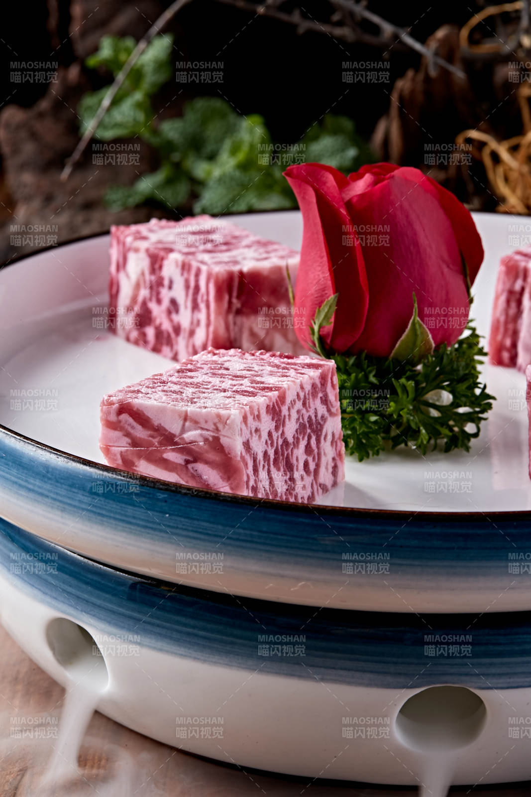 日式雪花和牛样式的果酱奶油蛋糕图片