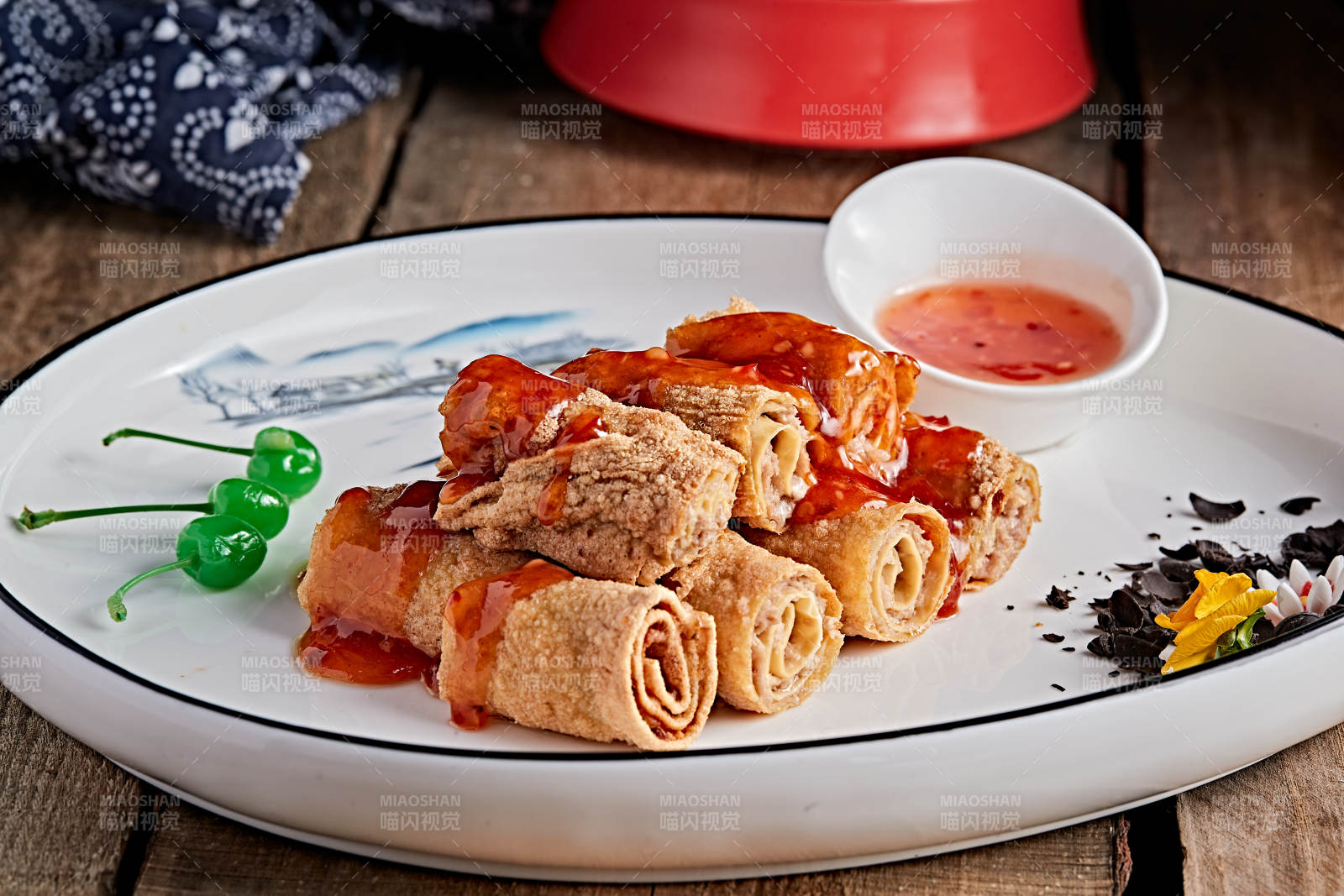 白色瓷盘装的浇汁油炸干豆腐卷图片