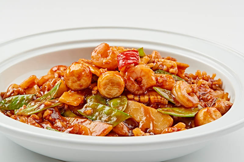 白色瓷盘装的传统天津名菜八珍豆腐图片