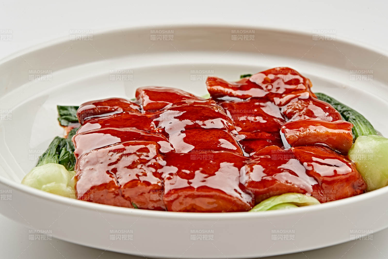 白色瓷盘装的毛家红烧肉图片