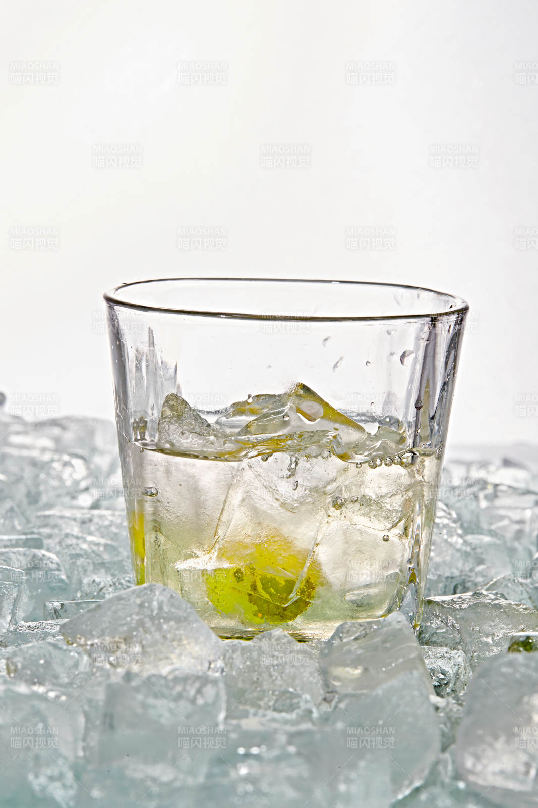 布满冰块的酒杯中的清凉白葡萄味预调酒图片