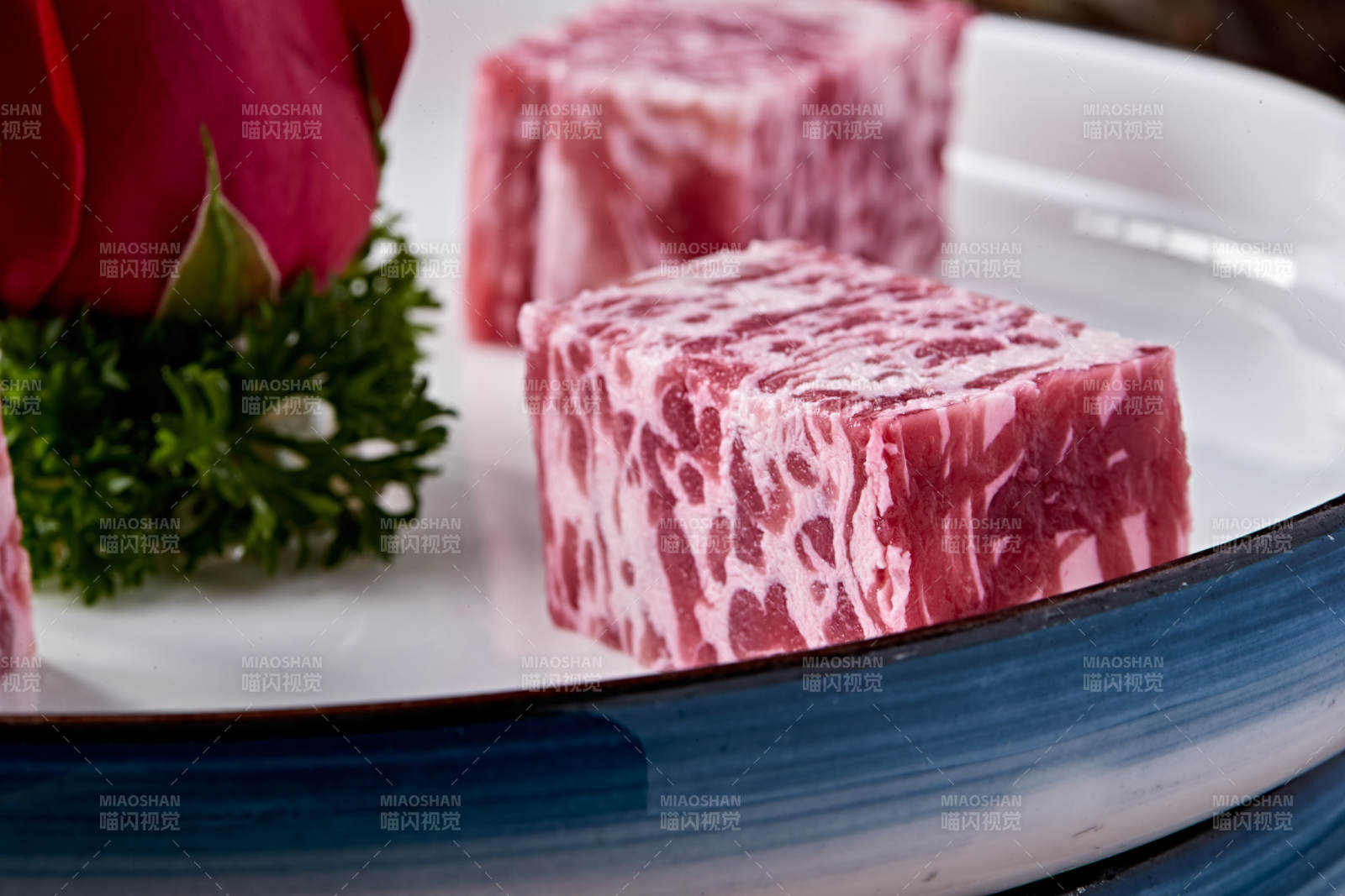 日式雪花和牛样式的果酱奶油蛋糕图片