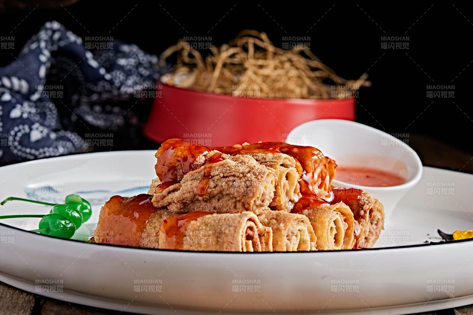 白色瓷盘装的浇汁油炸干豆腐卷图片